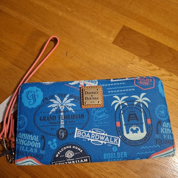Dooney & Bourke X Disney Vacation Club 2022 Wallet / Wristlet - Picture 4 of 16